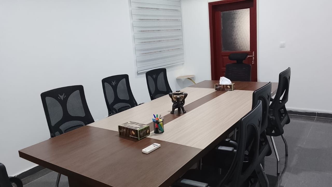 Salle de réunion du cabinet — entretiens confidentiels avec les clients.