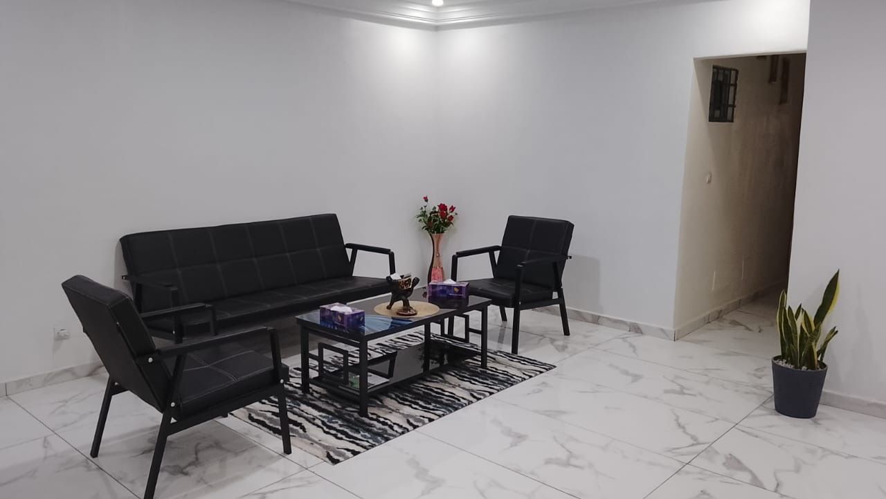 Salon d'accueil du cabinet — premier échange dans un cadre soigné.